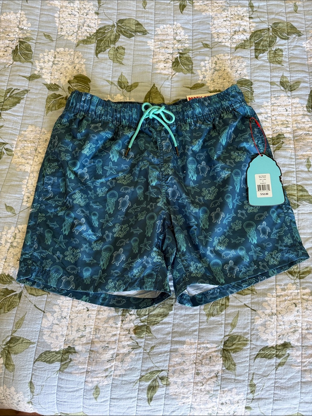 😎NWT Men’s Party Shark swim trunks. Size medium.